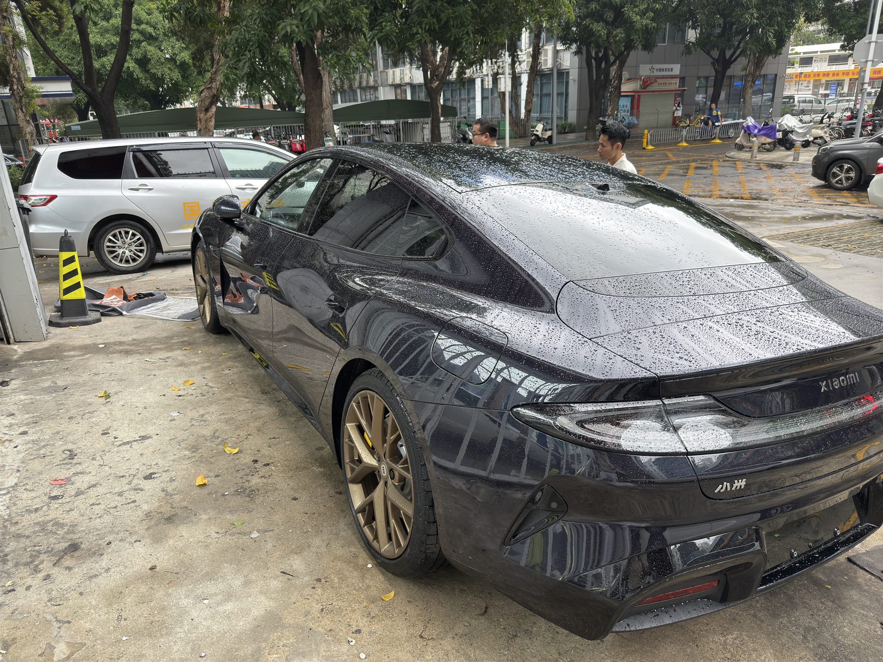 小米 SU7 侧后方车衣效果