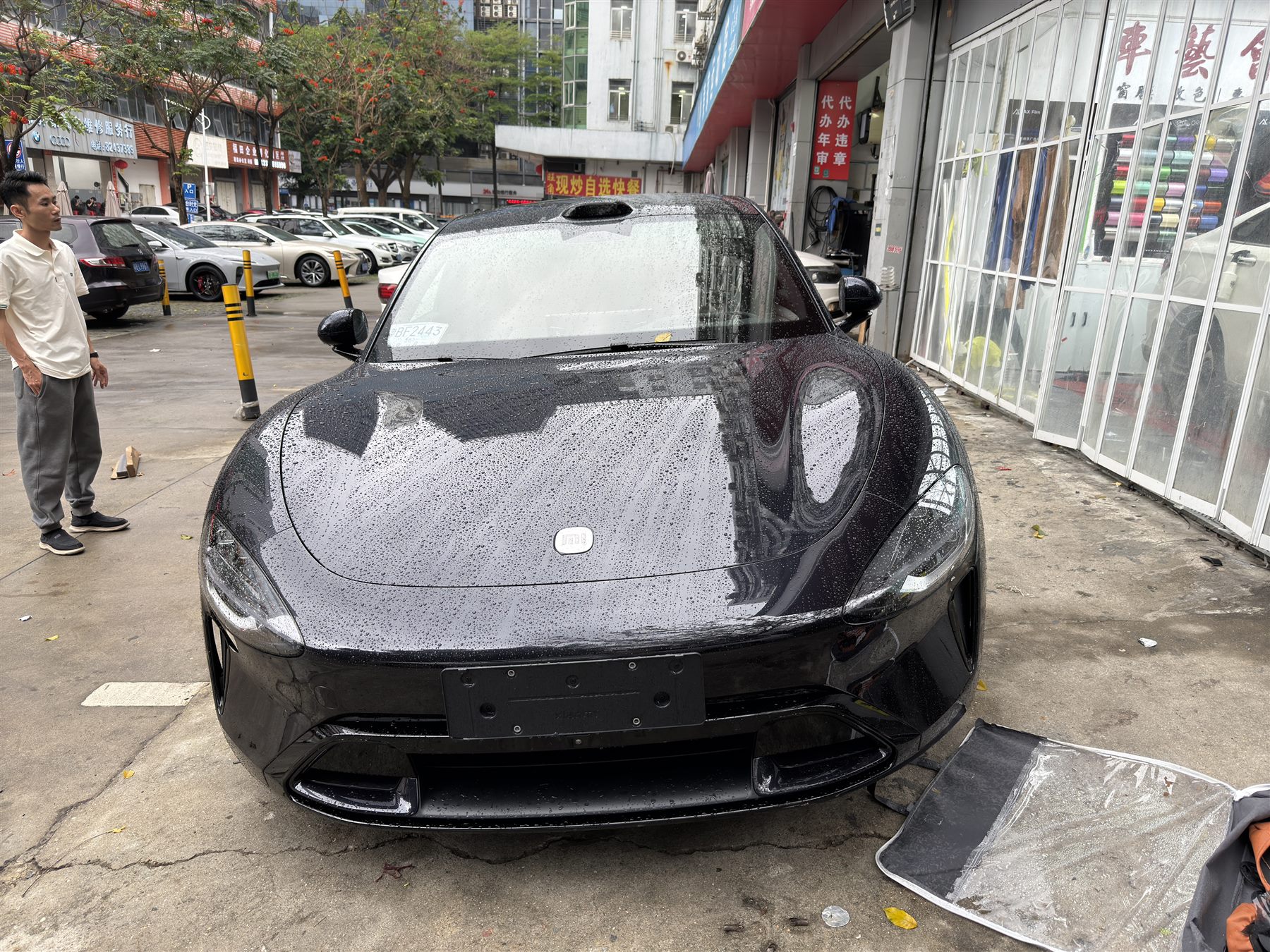 车衣施工后的黑色车漆亮度